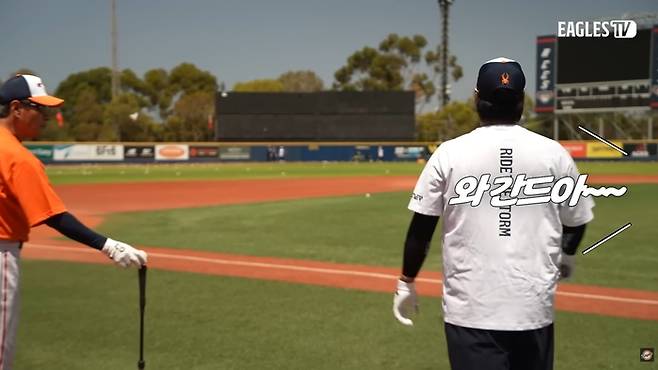 한화 강백호가 25일 2026 호주 스프링캠프 훈련 티볼 배팅에서 동료 선수들의 감탄을 자아냈다. 사진 | 이글스TV 캡쳐