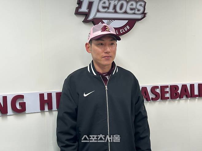키움 서건창이 26일 경기도 고양 국가대표 야구훈련장에서 훈련을 마친 뒤 취재진의 인터뷰에 응하고 있다. 고양 | 이소영 기자 sshong@sportsseoul.com