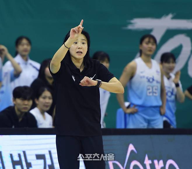 신한은행 최윤아 감독이 8일 부천체육관에서 열린 2025~2026 여자프로농구 하나은행과 경기에서 작전지시를 하고 있다. 부천 | 최승섭기자 thunder@sportsseoul.com