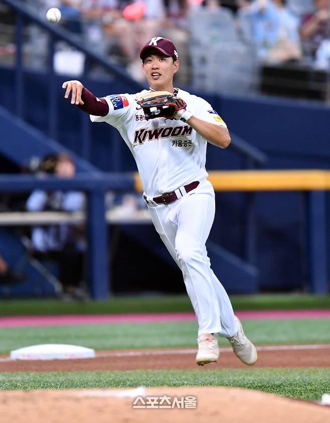 키움 송성문이 11일 서울 고척스카이돔에서 열린 2023 KBO리그 KT와 경기에서 8회초 2사 1루에서 장성우의 땅볼을 잡아 1루로 송구하고 있다. 사진 | 스포츠서울DB