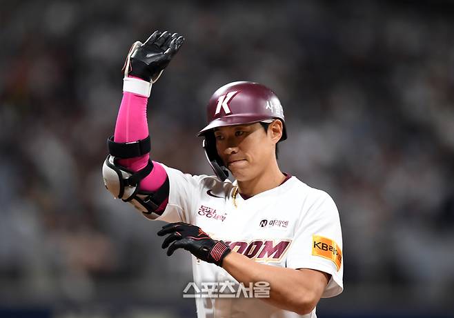 키움 송성문이 7일 서울 고척스카이돔에서 열린 2024 KBO리그 두산과 경기에서 6회말 무사 2,3루에서 2타점 안타로 출루하고 있다. 사진 | 스포츠서울DB