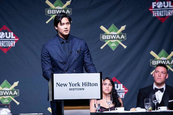 ◇오타니가 25일(한국시각) 미국 뉴욕에서 열린 BBWAA 만찬 행사에 참석해 유창한 영어 실력으로 또 한 번 화제를 불러 일으켰다. AFP연합뉴스