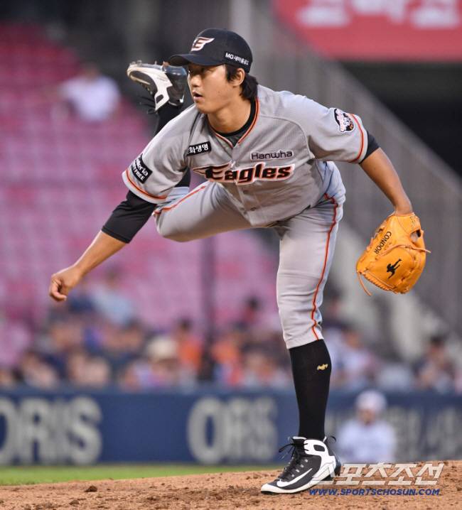 2018 KBO리그 한화와 두산의 경기가 8일 오후 서울 잠실야구장에서 열렸다. 3회말 마운드에 오른 한화 안영명이 힘차게 볼을 던지고 있다.스포츠조선DB