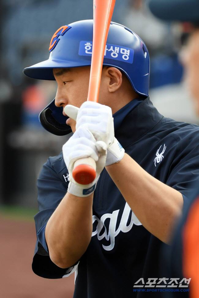 29일 대전 한화생명볼파크에서 열린 한국시리즈 3차전 한화 이글스와 LG 트윈스의 경기. 한화 손아섭이 타격 훈련을 하고 있다. 대전=박재만 기자 pjm@sportschosun.com/2025.10.29/