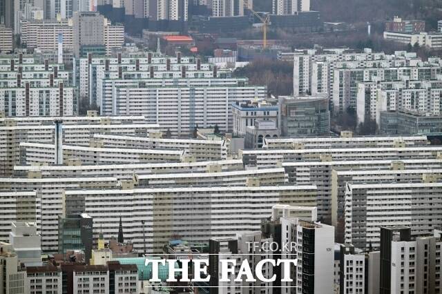 이재명 대통령은 서울 집값 안정을 위한 근본적인 대책 중 하나로 수도권 집중을 완화해야 한다고 짚었다. /남윤호 기자