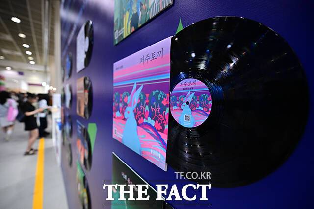 음반 시장에서 사용되는 '싱글' '앨범' 'EP' 등은 모두 아날로그 저장매체에서 유래된 구분법이다. 사진은 서울 강남구 코엑스에서 열린 '2025 서울국제도서전'에 전시된 LP의 모습./남윤호 기자
