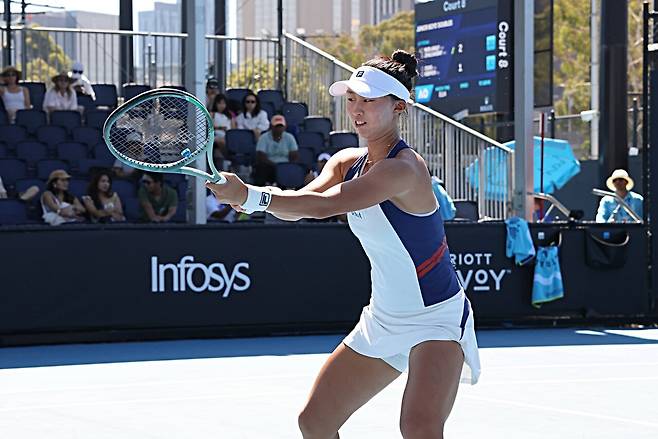 2026 호주오픈 주니어 여자복식 1회전에서 발리를 구사하는 이하음