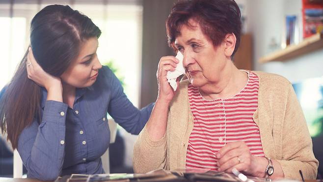 심리학자들은 나이가 들면서 감정적으로 우는 이유가 변할 수 있다고 말한다