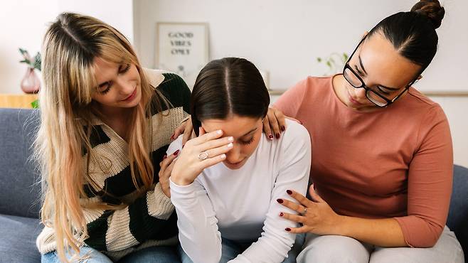빈게르호츠 교수에 따르면, 주변 사람들의 반응이 부정적일 경우 울음은 오히려 기분을 더 악화시킬 수 있다