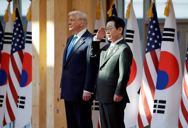 이재명 대통령(오른쪽)과 도널드 트럼프 미국 대통령이 지난 해 10월 경상북도 경주 국립박물관에서 회담에 앞서 미국 지도자를 위한 환영식에 참석하고 있다. /EPA 연합뉴스