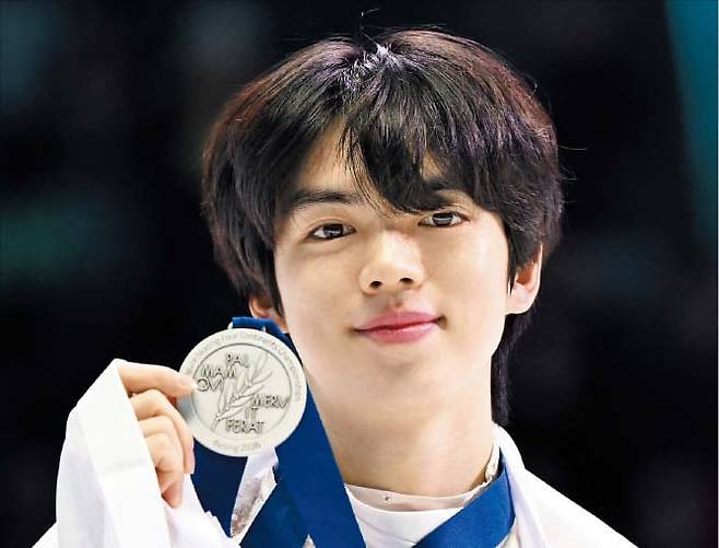 AFP 연합뉴스차준환이 25일 피겨 사대륙선수권 은메달을 들어보이며 웃고 있다.