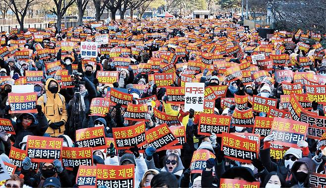 연합뉴스 한동훈 전 국민의힘 대표의 지지자들이 지난 24일 서울 여의도 국회의사당 앞에서 한 전 대표에 대한 제명 철회를 요구하는 집회를 열고 있다. 국민의힘 윤리위원회는 지난 14일 ‘당원 게시판 사건’과 관련해 한 전 대표에 대해 제명 결정을 내렸고, 이르면 이번 주 최고위원회는 최종 결론을 내릴 예정이다.