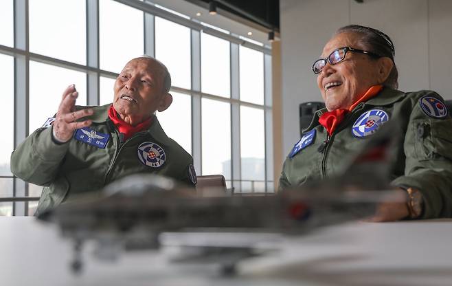 서울 용산 전쟁기념관에서 만난 김두만 장군과 신영균 배우(오른쪽). '빨간 마후라'의 두 영웅은 "이 나이가 되면 나라 걱정이 앞선다"며 "강한 군대와 포용의 정치만이 우리가 살 길"이라고 했다. /장경식 기자