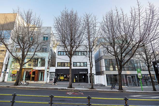 서울 마포구 홍대 앞 거리 건물들에 ‘임대 문의’ 안내문이 붙어 있다. /양수열 영상미디어 기자