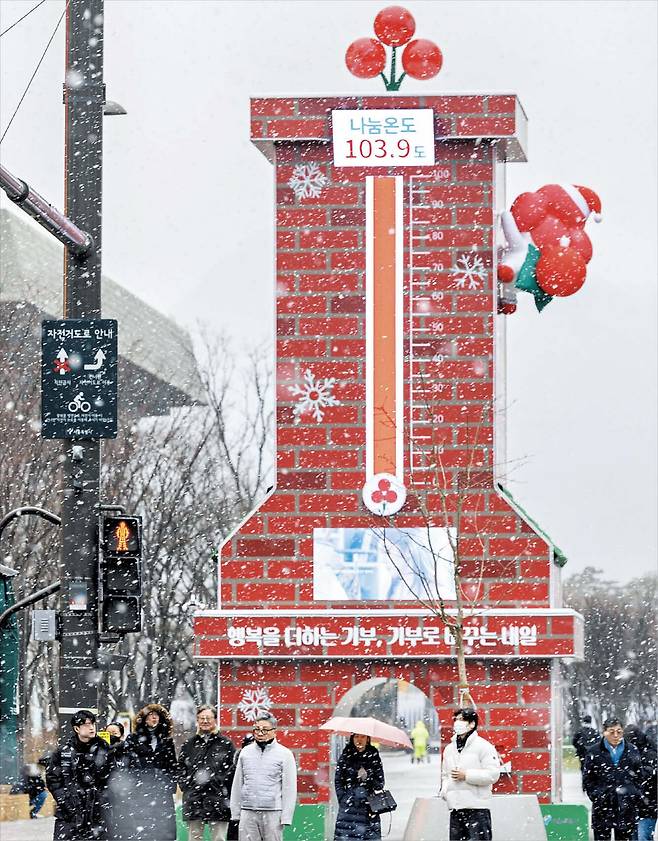 지난 12일 서울 종로구 광화문 광장에 설치된 ‘사랑의 온도탑’의 나눔 온도가 ‘103.9도’로 표시된 모습. 사랑의 온도탑은 기부 목표액 달성률로 온도를 표시하는데, 올해 목표액(4500억원)의 103.9%에 해당하는 4676억원이 모였다는 의미다. 올해는 작년보다 이틀 빠른 지난 11일 목표액 모금을 달성했다. 11일 기준 41만명이 1억원 넘는 성금을 냈고, 사랑의열매가 만든 고액 기부 중견·중소기업 모임인 ‘나눔명문기업’에 34개 기업이 새로 가입하는 등 많은 시민과 기업이 온정을 보탰다./이태경 기자