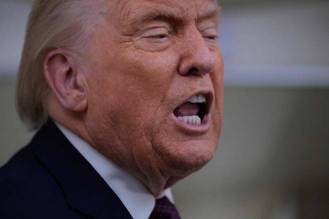 도널드 트럼프 미국 대통령이 22일 스위스 다보스에서 워싱턴으로 돌아오는 에어포스원 기내에서 취재진과 질의응답을 하고 있다. /AFP 연합뉴스