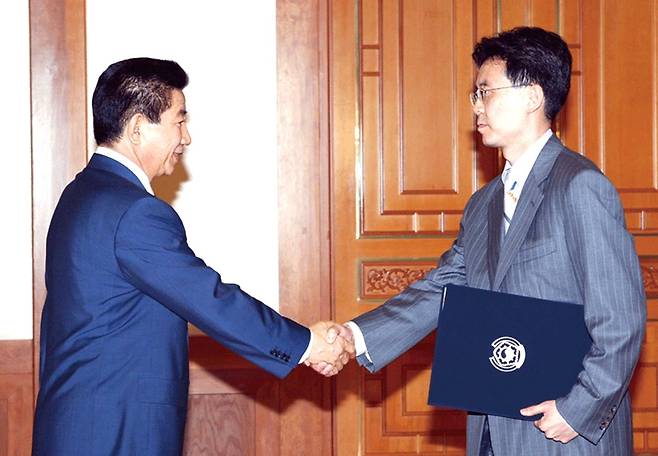 노무현 대통령은 국익을 위해 지지층의 반발을 무릅쓰고 한·미 FTA(자유무역협정)를 추진해 성공시켰다. 사진은 지난 2004년 7월 29일 노 대통령(왼쪽)이 청와대에서 한·미 FTA 추진을 주도한 김현종 외교통상부 통상교섭본부장에게 임명장을 수여하는 모습./연합뉴스