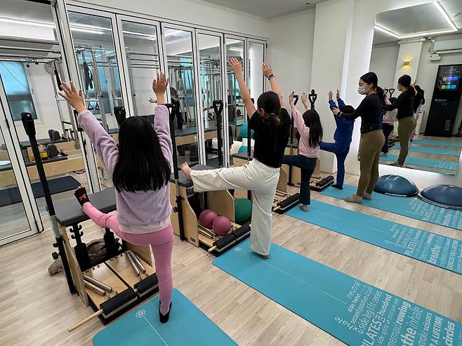 25일 오후 서울 강남구 대치동의 한 필라테스 학원에서 초등학생 4명이 팔 뻗기 동작을 하고 있다./이유경 기자