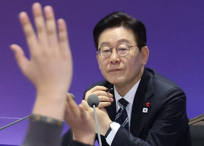 이재명 대통령이 지난 23일 울산전시컨벤션센터에서 열린 '울산의 마음을 듣다‘ 타운홀 미팅에서 참석자를 바라보고 있다./뉴스1