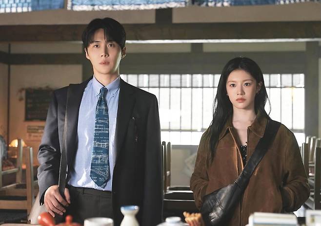 넷플릭스 ‘이 사랑 통역 되나요?’에서 김선호의 주호진 패션이 따뜻하고 스마트한 남친 룩의 새로운 메뉴얼이 됐다. 넷플릭스.