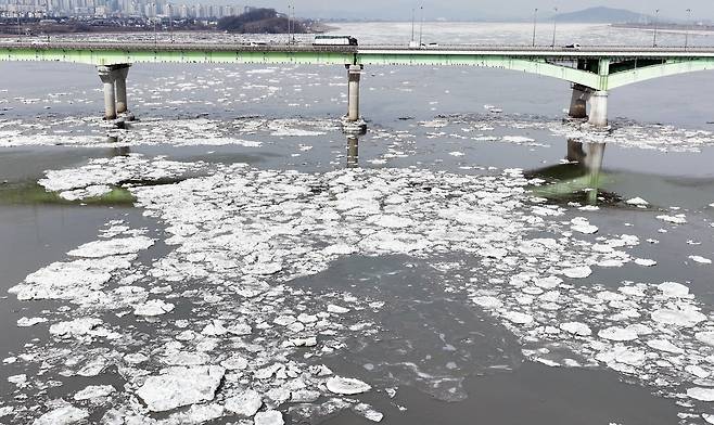 연일 한파가 이어지는 가운데 26일 경기 김포시 일산대교 일대에 얼음이 떠 있다. /뉴스1
