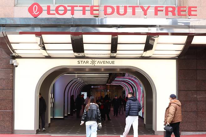 서울 중구 롯데면세점 명동본점 스타에비뉴를 찾은 관광객들이 공간을 둘러보고 있다. /연합뉴스