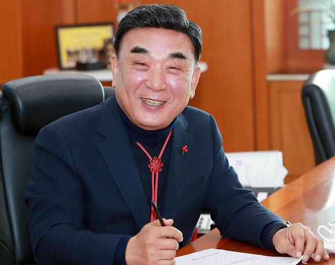 김두겸 울산시장이 최근 집무실에서 동아일보와 신년 인터뷰를 갖고 “울산을 인공지능(AI) 수도로 키우겠다”고 강조했다. 그는 “60년간 우리나라 산업을 이끈 울산 제조업 전반에 인공지능을 접목해 울산의 미래 50년을 준비하겠다”고 말했다. 울산시 제공