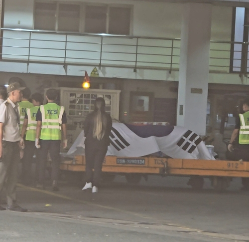 26일(현지시간) 베트남 호찌민 국제공항에 도착한 이해찬 민주평화통일자문회의 수석부의장의 관이 대형 태극기에 감싸인 채 공항 내부로 옮겨지고 있다.  [연합뉴스]