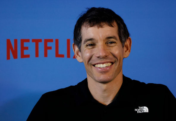 미국 암벽 등반가 알렉스 호놀드가 25일(현지시간) 타이베이 101 초고층 빌딩 프리 솔로 등반 후 기자회견에서 미소 짓고 있다. 사진=로이터 연합뉴스