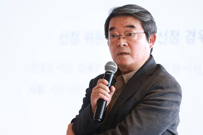 안도현 시인이 26일 오후 서울 종로구 아트코리아랩에서 열린 '올해의 좋은 동시 2025' 기자간담회 및 출간기념회에서 선정소감을 말하고 있다. 연합뉴스