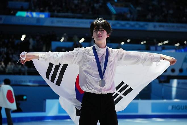 차준환이 25일(현지 시간) 중국 베이징 국가체육관에서 열린 2026 국제빙상경기연맹(ISU) 사대륙선수권대회에서 은메달을 따낸 후 태극기를 몸에 두르고 세리머니하고 있다. 차준환은 쇼트와 프리 스케이팅 합계 273.62점으로 시즌 최고 점수를 기록하며 준우승을 차지했다.뉴시스