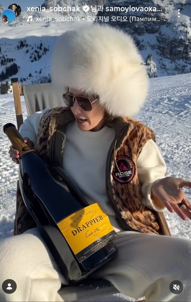 러시아 정치인이자 인플루언서인 크세니아 소브착이 프랑스 알프스의 스키 슬로프에서 샴페인병을 안고 즐거워하는 모습. 크세니아 소브착 인스타그램 갈무리