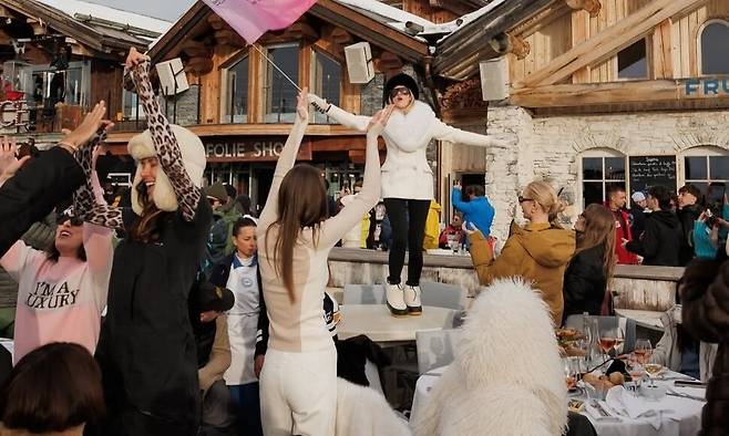 러시아 의류 수입·유통사 ‘랑데부’가 지난 15일부터 프랑스 알프스에서 연 호화 파티에서 참석자들이 깃발을 흔들고 춤을 추며 즐거워하고 있다. 랑데부 인스타그램 갈무리