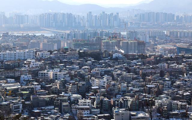 25일 서울 남산 전망대에서 바라본 시내 곳곳에 아파트 단지가 빼곡하다. 연합뉴스