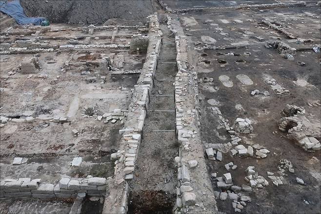 2022~2023년 서울 세운4지구 가 영역에서 사전 발굴조사로 드러난 조선시대 배수로 유적의 일부분. 국가유산청 제공