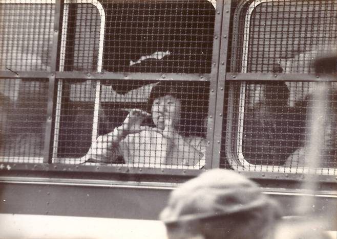 대표적 민주노조였던 원풍모방 노조는 1982년 10월1일 공권력에 의해 파괴당했다. 추석날이던 그날 새벽, 경찰이 들이닥쳐 사내 농성 중인 원풍모방 조합원들을 강제 연행했다. 한 여성 조합원이 이른바 ‘닭장차’에 갇혀 있다. 필자 제공