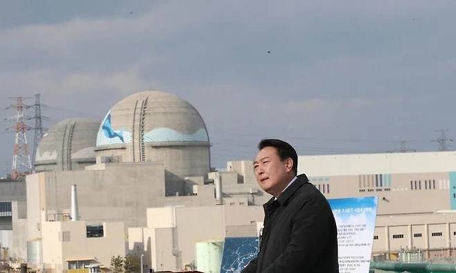 2021년 12월29일 윤석열 당시 국민의힘 대선 후보가 경북 울진군 북면 한울원자력본부를 방문해 신한울원전 3, 4호기 부지를 둘러 본 뒤 발언하고 있다. 사진 뒤로 보이는 발전소 돔은 한울 1, 2호기다. 한겨레 자료사진