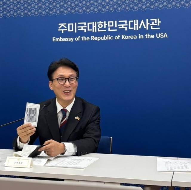 김민석 국무총리가 23일 미국 워싱턴 주미대사관에서 열린 특파원 간담회에서 미소를 지으며 JD 밴스 미 부통령 측에서 받은 연락처 종이를 들어보이고 있다. 김 총리는 이날 회담을 계기로 밴스 부통령 측과 핫라인을 만들기로 합의했다고 밝혔다. 워싱턴=뉴시스