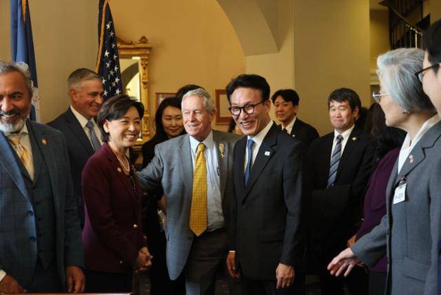 김민석 국무총리가 22일 미국 의사당을 방문, 하원 주요 인사들과 인사를 하고 있다. 국무총리실 제공