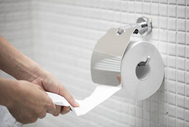 두루마리 휴지 끝부분이 바깥을 향하게 거는 것이 올바른 방향이다. /사진=클립아트코리아
