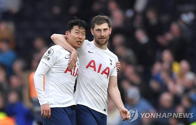 손흥민과 벤 데이비스(오른쪽). [EPA=연합뉴스]