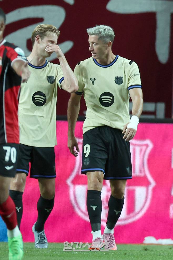 2025 FC바르셀로나 아시아투어 FC서울 친선경기가 지난해 7월 서울월드컵경기장에서 열렸다. 바르셀로나 레반도프스키(오른쪽)가 첫골을 성공시키고 기뻐하고 있다. [사진 일간스포츠 정시종 기자]