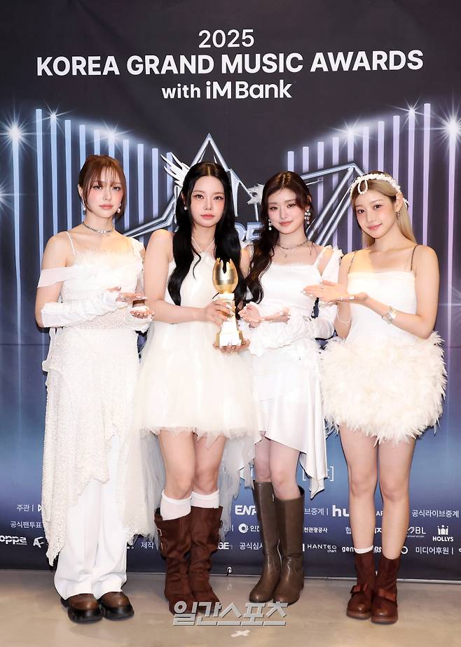 ‘2025 코리아 그랜드 뮤직 어워즈 with iM뱅크’(2025 KGMA) 첫날 아티스트데이가 14일 오후 인천 영종도 인스파이어 아레나에서 펼쳐졌다. 피프티피프티가 수상 후 트로피 세리머니를 하고 있다. KGMA는 한 해 동안 국내외 팬들에게 많은 사랑을 받은 K팝 아티스트와 작품들을 조명해 차별화된 콘텐츠를 선보이는 K팝 축제다. 올해는 KGMA 조직위원회와 크리에이터링, 디오디가 공동 주관하며, 인천광역시와 인천관광공사가 후원한다. 타이틀 스폰서로는 iM뱅크가 함께한다. 2025 KGMA는 KT ENA가 주관 방송사로 참여하며, 틱톡라이브를 통해 일본, 중국을 제외한 국내 및 글로벌에 생중계된다. 일본에서는 훌루 재팬을 통해 실시간으로 볼 수 있다. 영종도(인천)=KGMA특별취재단/2025.11.14./