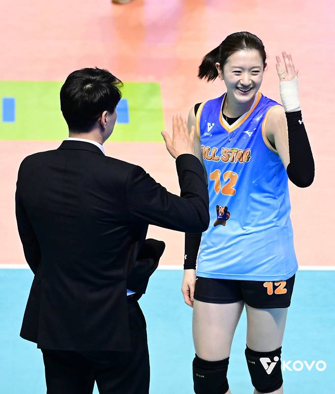 강성형 감독과 굿 굿바이 챌린지를 선보인 이다현(오른쪽). 사진=KOVO