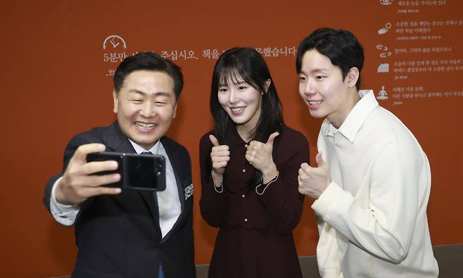 <yonhap photo-4439="">2036 전주 하계올림픽·패럴림픽 홍보대사로 위촉된 쇼트트랙 김아랑(가운데)과 배트민턴 서승재(오른쪽)가 김관영 전북특별자치도지사와 기념 촬영을 하고 있다. 사진=전북특별자치도/연합뉴스</yonhap>