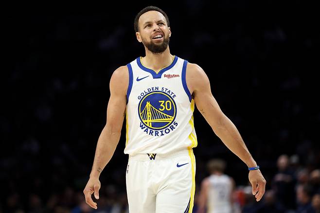 <yonhap photo-2592=""> Golden State Warriors guard Stephen Curry (30) reacts during the second half of an NBA basketball game against the Minnesota Timberwolves Sunday, Jan. 25, 2026, in Minneapolis. (AP Photo/Matt Krohn)/2026-01-26 10:11:54/ <저작권자 ⓒ 1980~2026 ㈜연합뉴스. 무단 전재 재배포 금지, AI 학습 및 활용 금지></yonhap>