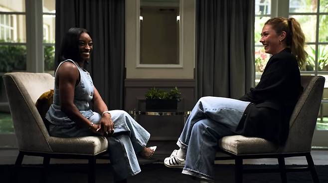 팟캐스트에 출연해 대화하는 바일스(왼쪽)와 시프린. 각각 체조와 알파인 스키에서 최고의 자리에 오른 두 ‘여제’의 우정은 많은 스포츠팬에게 감동을 안겼다. [사진 시프린 유튜브]