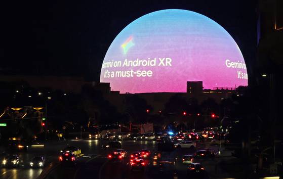 CES 2026이 열린 미국 라스베이거스 도심에 세계 최대 구형 LED 디스플레이 ‘스피어’가 빛나고 있다. [뉴스1]