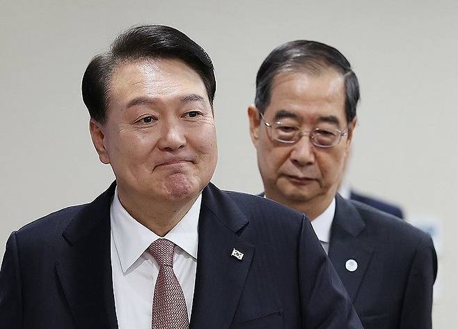 2023년 9월 당시 윤석열 대통령과 한덕수 총리가 서울 용산 국무회의장에 입장하고 있다. 대통령제에서 총리의 권한은 제한적이지만, "내란 중요 혐의 종사자"란 판결이 나왔다. [연합뉴스]