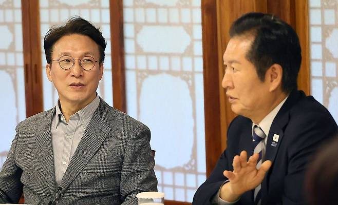 김민석 총리가 지난해 10월 서울 총리공관에서 열린 고위당정협의회에서 민주당 정청래 대표와 대화하고 있다. 정치권에서 8월 민주당 당 대표 선거에 김 총리 출마설이 나온다. [연합뉴스]